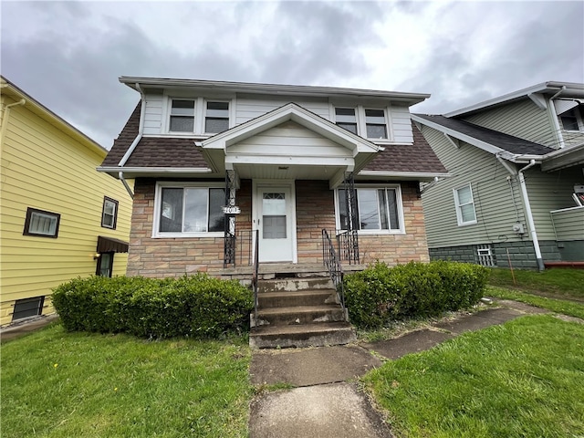 view of front of property featuring a front yard