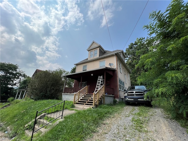 view of front facade featuring covered porch and a front lawn