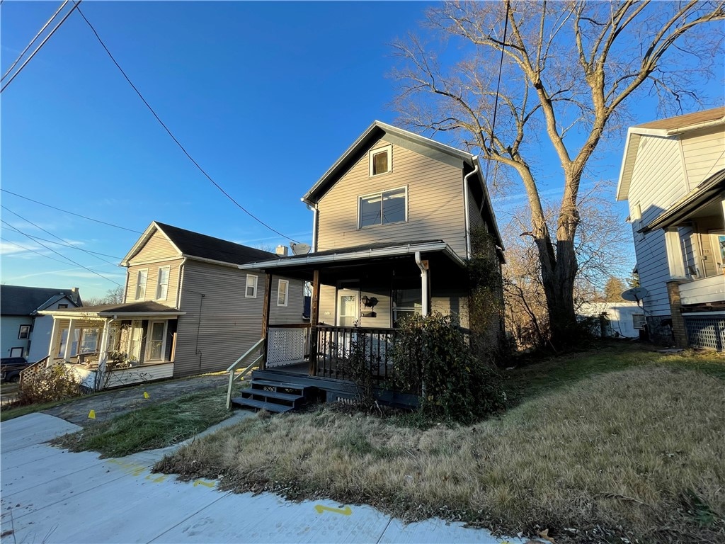 view of front facade featuring a front lawn