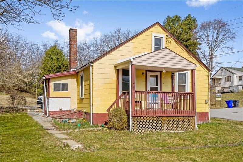 view of front of house with a front yard