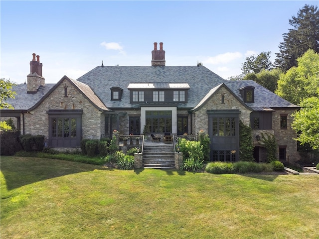 view of front of house with a front lawn