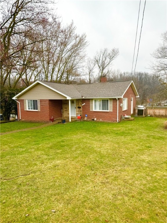 ranch-style home featuring a front lawn