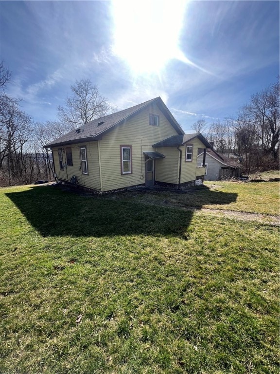 view of side of property featuring a lawn