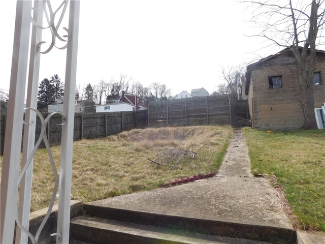 view of yard with an outdoor structure