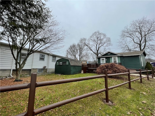 view of yard featuring a shed