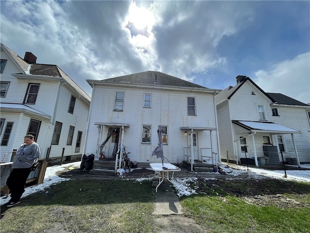 view of front facade with a front yard