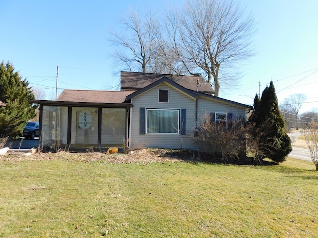 view of front facade with a front yard