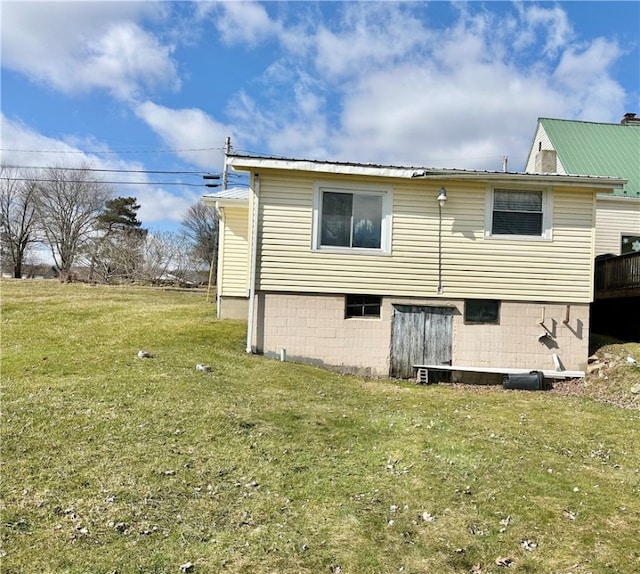 rear view of house featuring a yard