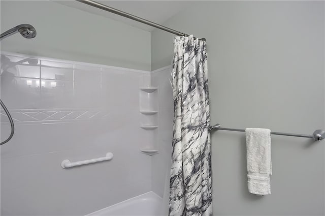 bathroom with shower / tub combo