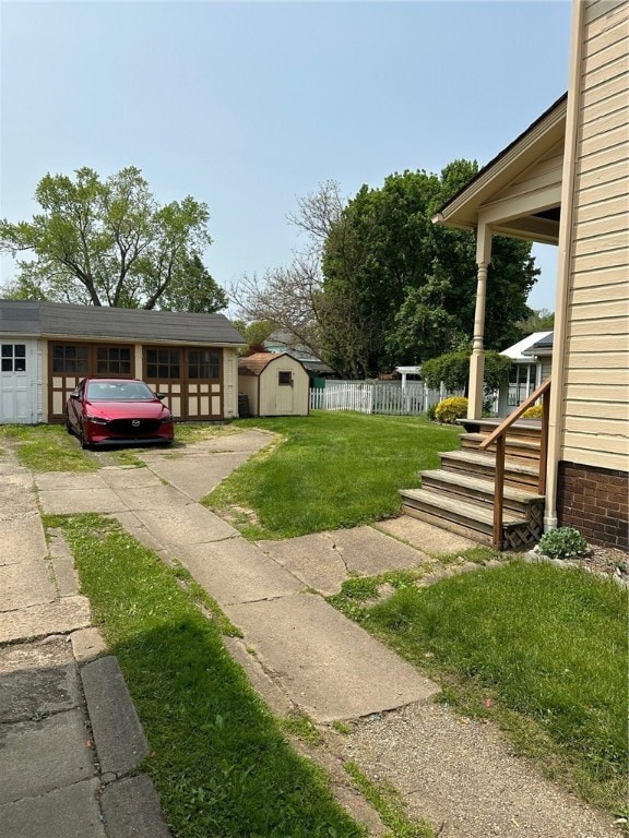 view of yard featuring a shed