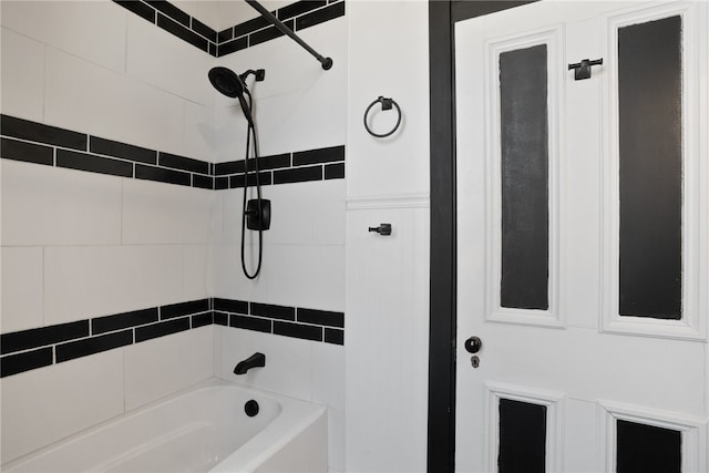 bathroom featuring tiled shower / bath