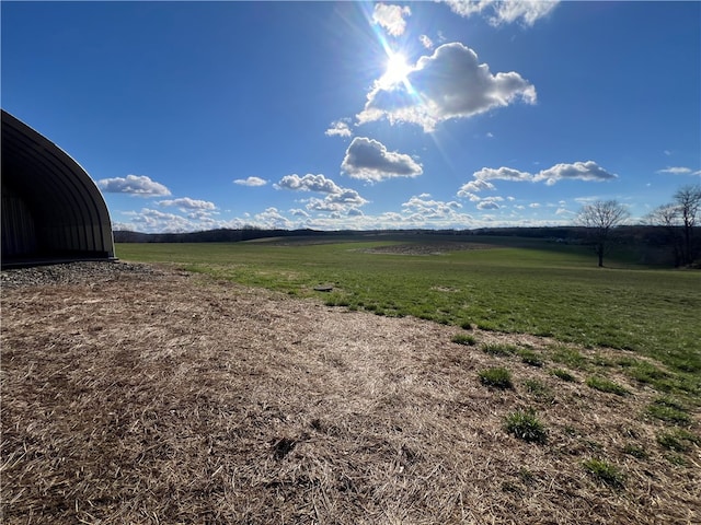 view of yard featuring a rural view