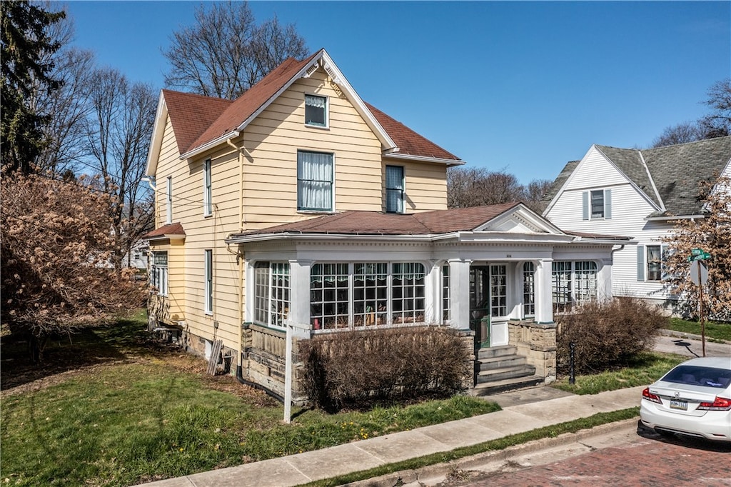 front facade featuring a front yard