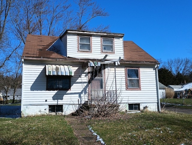 view of front facade featuring a front yard