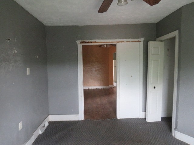 carpeted empty room featuring ceiling fan