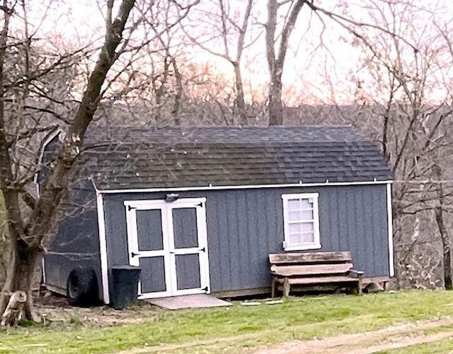 view of shed / structure with a yard