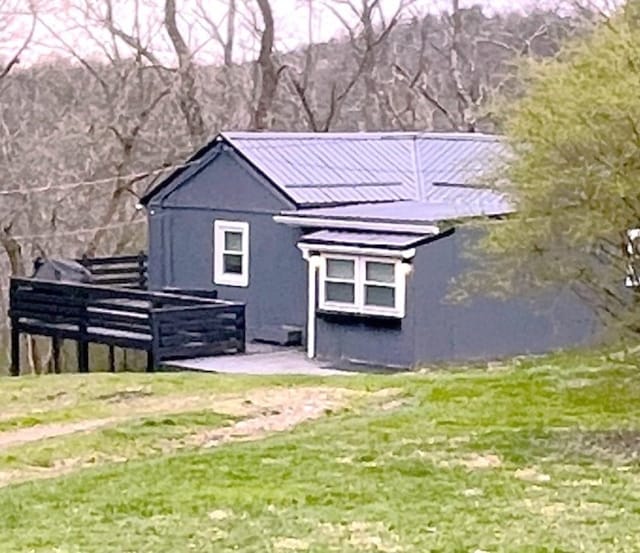 view of shed / structure featuring a yard