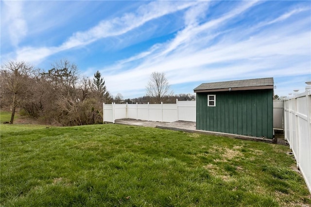 view of yard featuring a storage unit