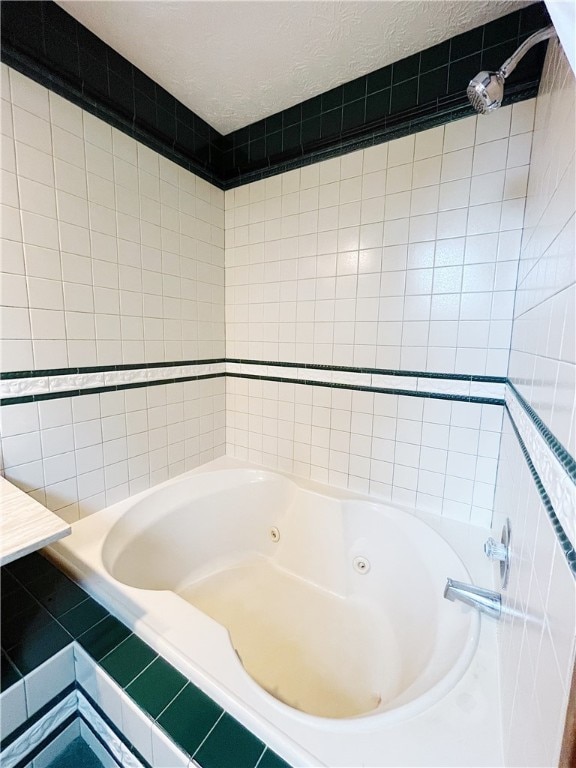 bathroom with tile walls and tiled shower / bath