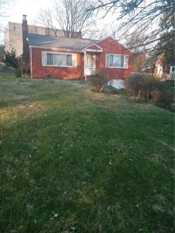 view of front of property featuring a front lawn