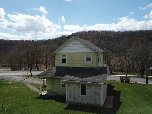 back of house featuring a yard