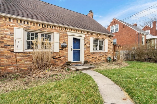 view of front facade with a front yard