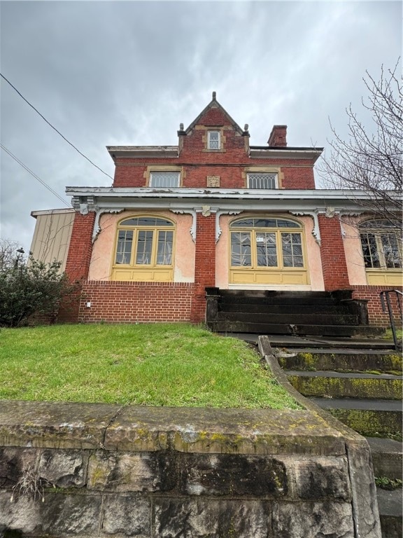 view of front facade with a front yard