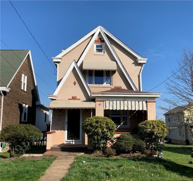 view of front of home featuring a front lawn