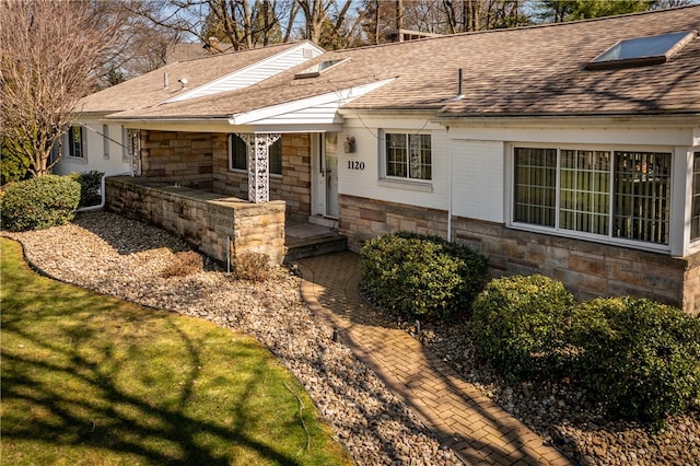 single story home with a front lawn