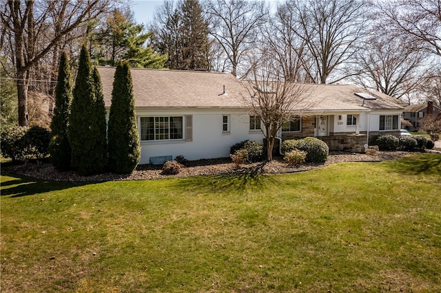 view of front facade with a front lawn