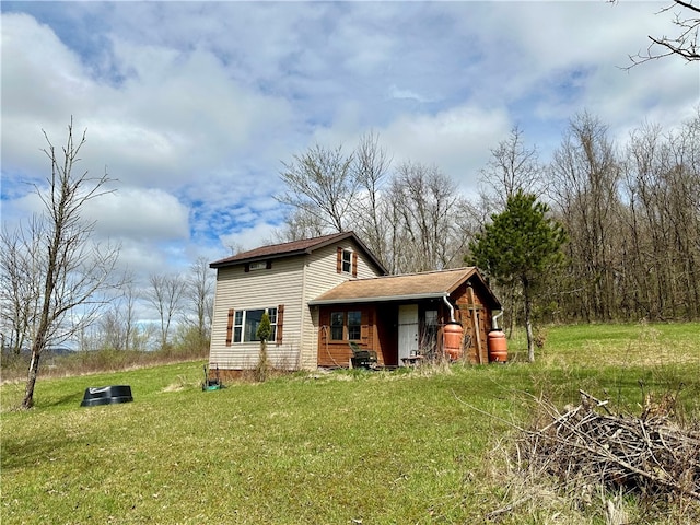 view of front facade with a front lawn