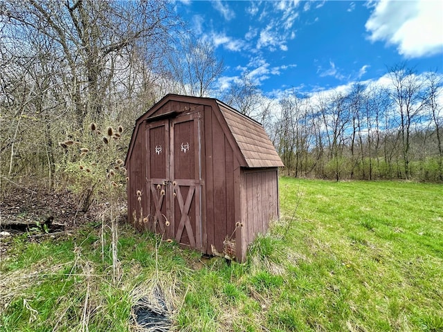 view of outdoor structure with a yard