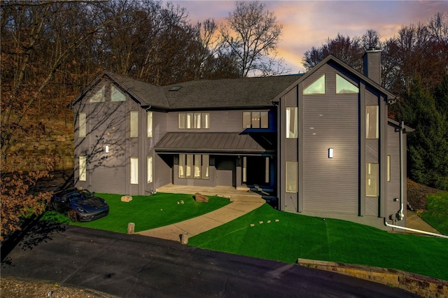 view of front of house featuring a lawn