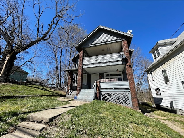 view of front of house featuring a front lawn and covered porch