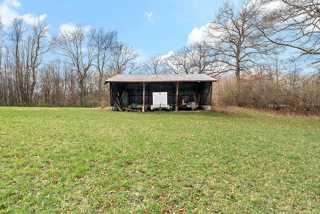 view of yard with an outdoor structure