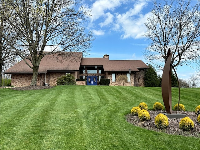 view of front of home featuring a front lawn