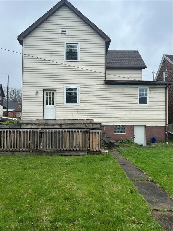 back of house featuring a yard