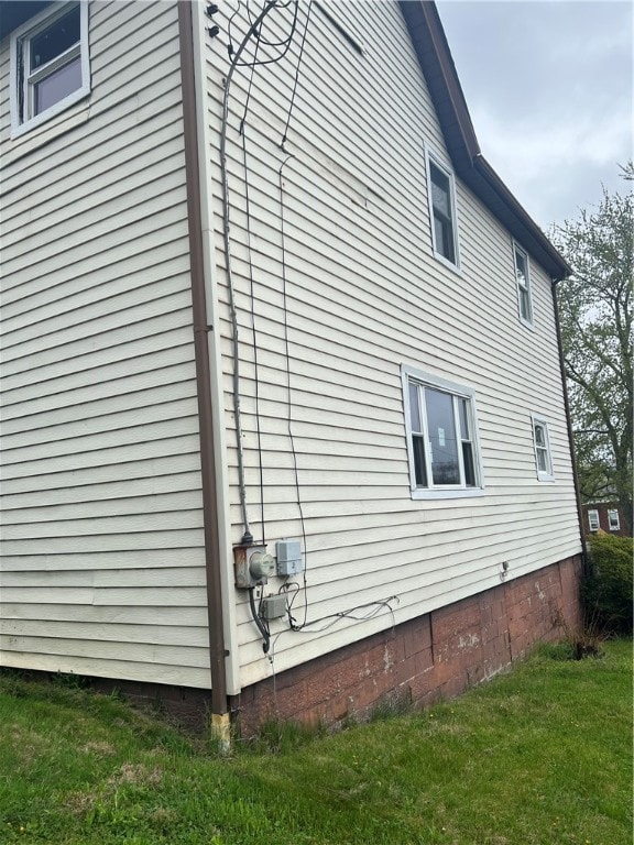 view of side of property featuring a lawn