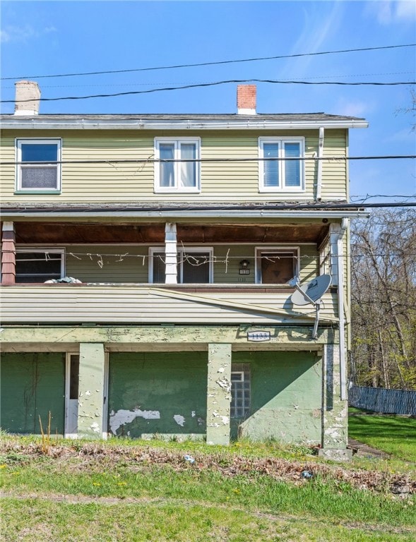 back of house featuring a yard