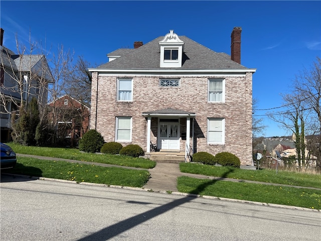 view of front of home featuring a front lawn