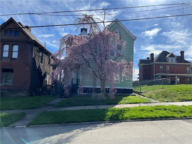 view of front facade featuring a front yard