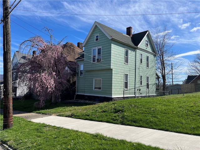 view of front of home featuring a front yard