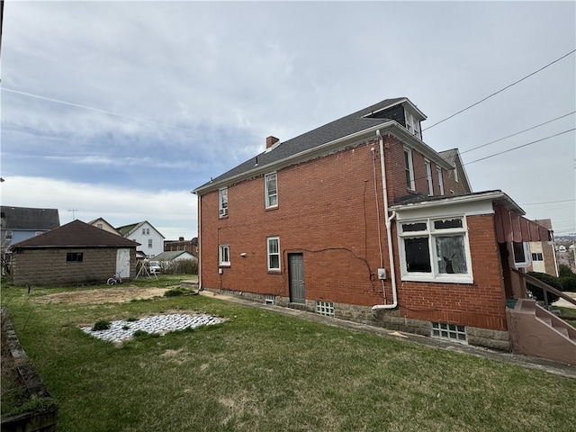 view of side of property featuring a yard