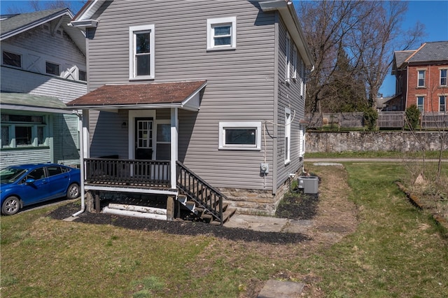 view of front of home featuring central air condition unit and a front lawn