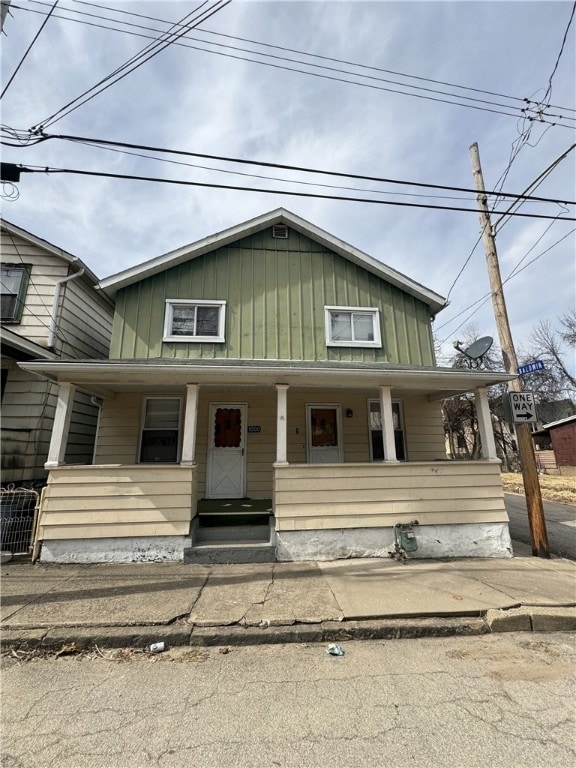 view of front facade featuring a porch