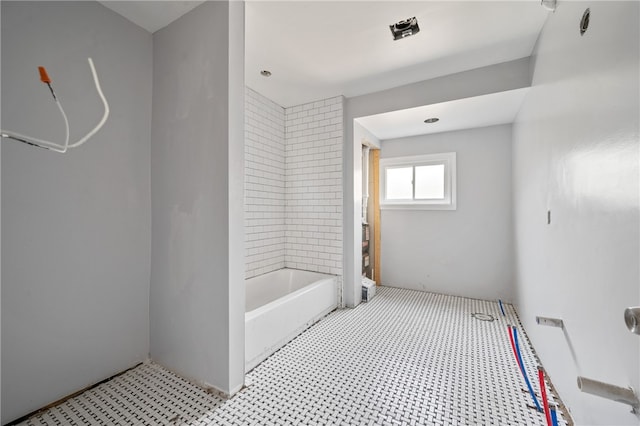 bathroom featuring tiled shower / bath