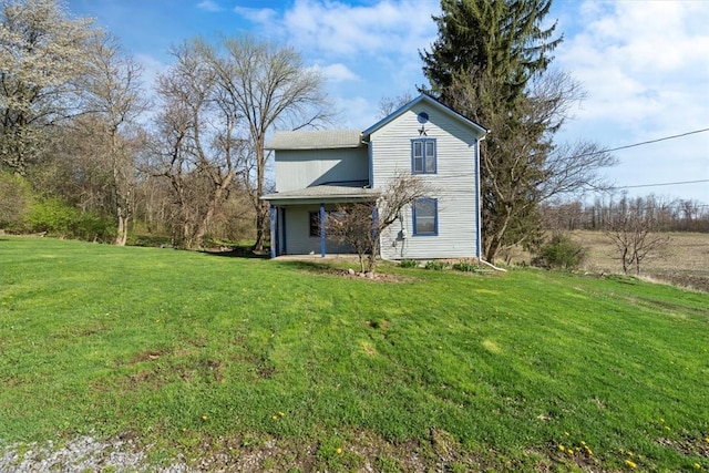 view of front of house featuring a front lawn