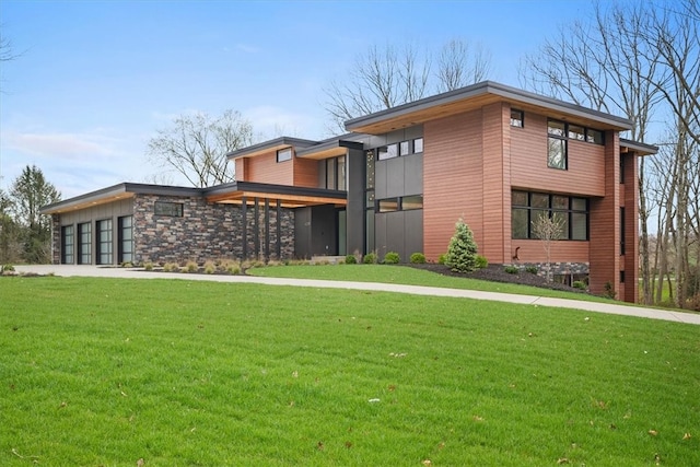 view of front facade with a front lawn