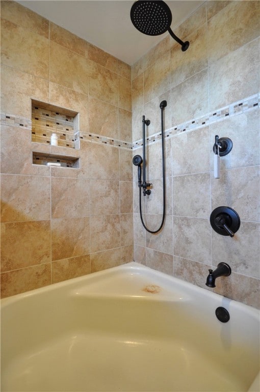 bathroom with tiled shower / bath combo