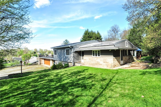 view of front of property featuring a front lawn